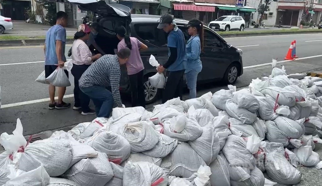 Người d&acirc;n Đ&agrave;i Loan chuẩn bị tr&aacute;nh b&atilde;o. Ảnh: CNA