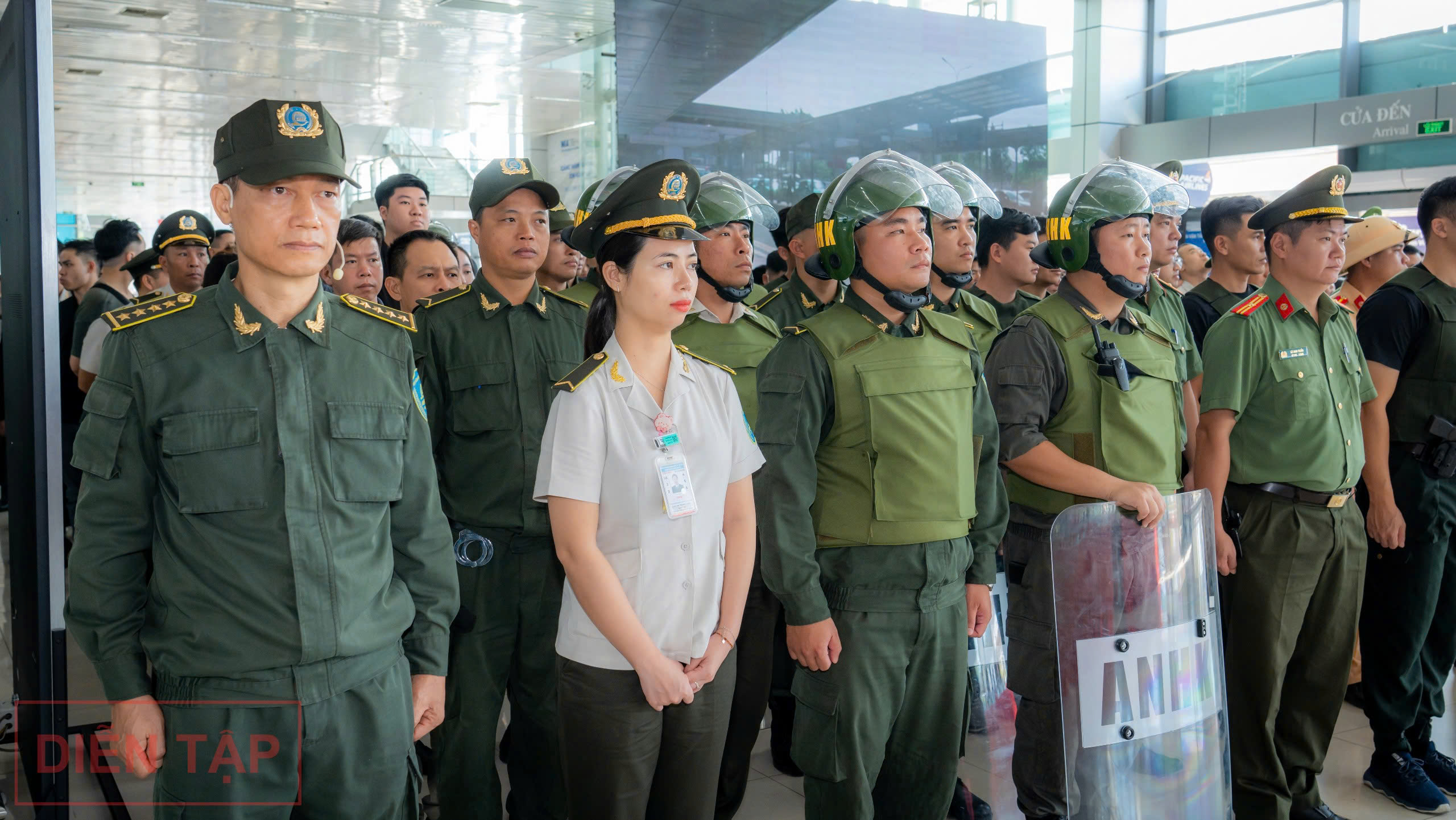 Các lực lượng phối hợp xử lý tình huống nhóm khủng bố bắt cóc con tin. Ảnh: Phan Công