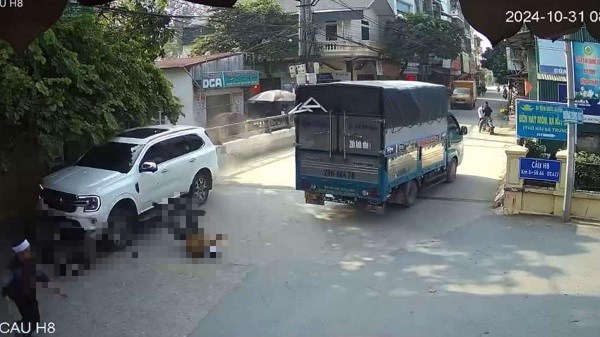 Ôtô mất lái tông vào đoàn người đưa tang, 4 người thương vong- Ảnh 1.