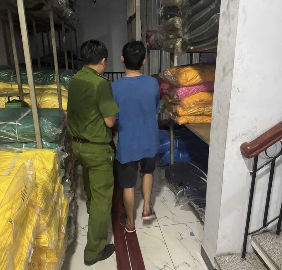 TP HCM: Người đ&agrave;n &ocirc;ng cầm can xăng đe dọa đốt nh&agrave;- Ảnh 1.