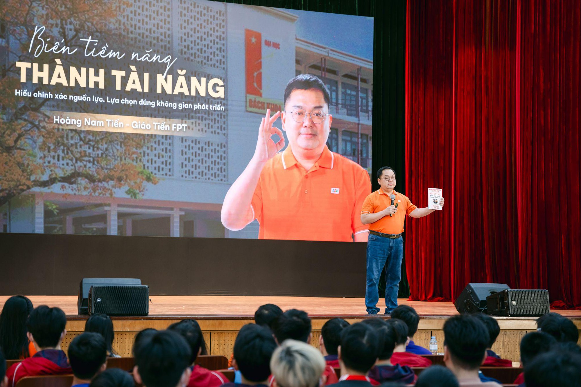 &Ocirc;ng Ho&agrave;ng Nam Tiến: &ldquo;Thế hệ l&agrave;m chủ AI l&agrave; thế hệ l&atilde;nh đạo tương lai&rdquo;- Ảnh 2.