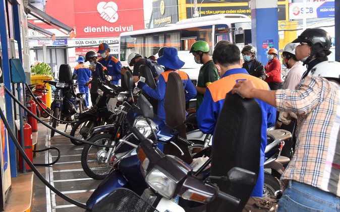 Giá xăng giảm, dầu ngược chiều tăng