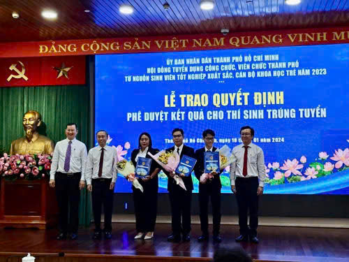 TP HCM: Chỉ 2 th&iacute; sinh tr&uacute;ng tuyển vi&ecirc;n chức từ nguồn sinh vi&ecirc;n xuất sắc năm 2024- Ảnh 1.