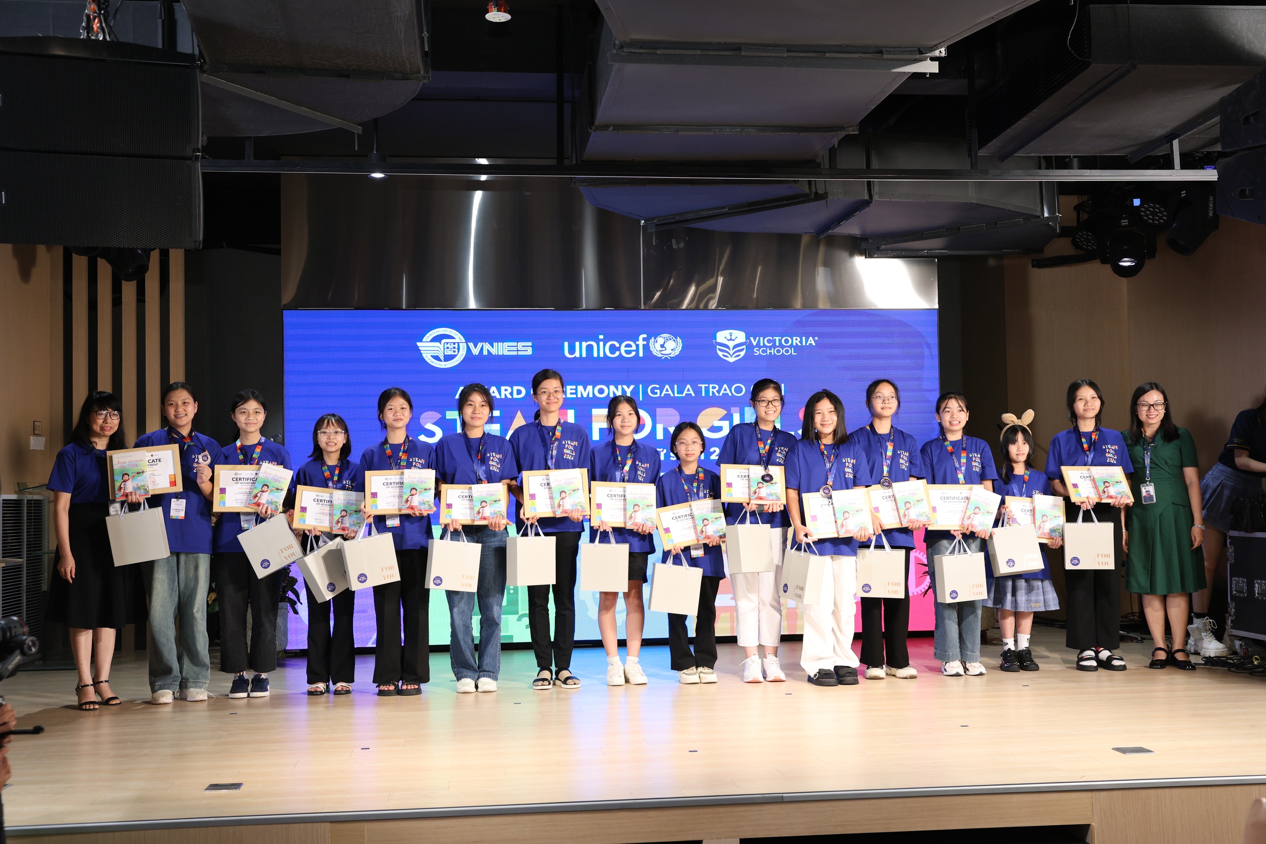 14 đội thi c&ograve;n lại nhận giải đồng của STEAM for Girls 2024