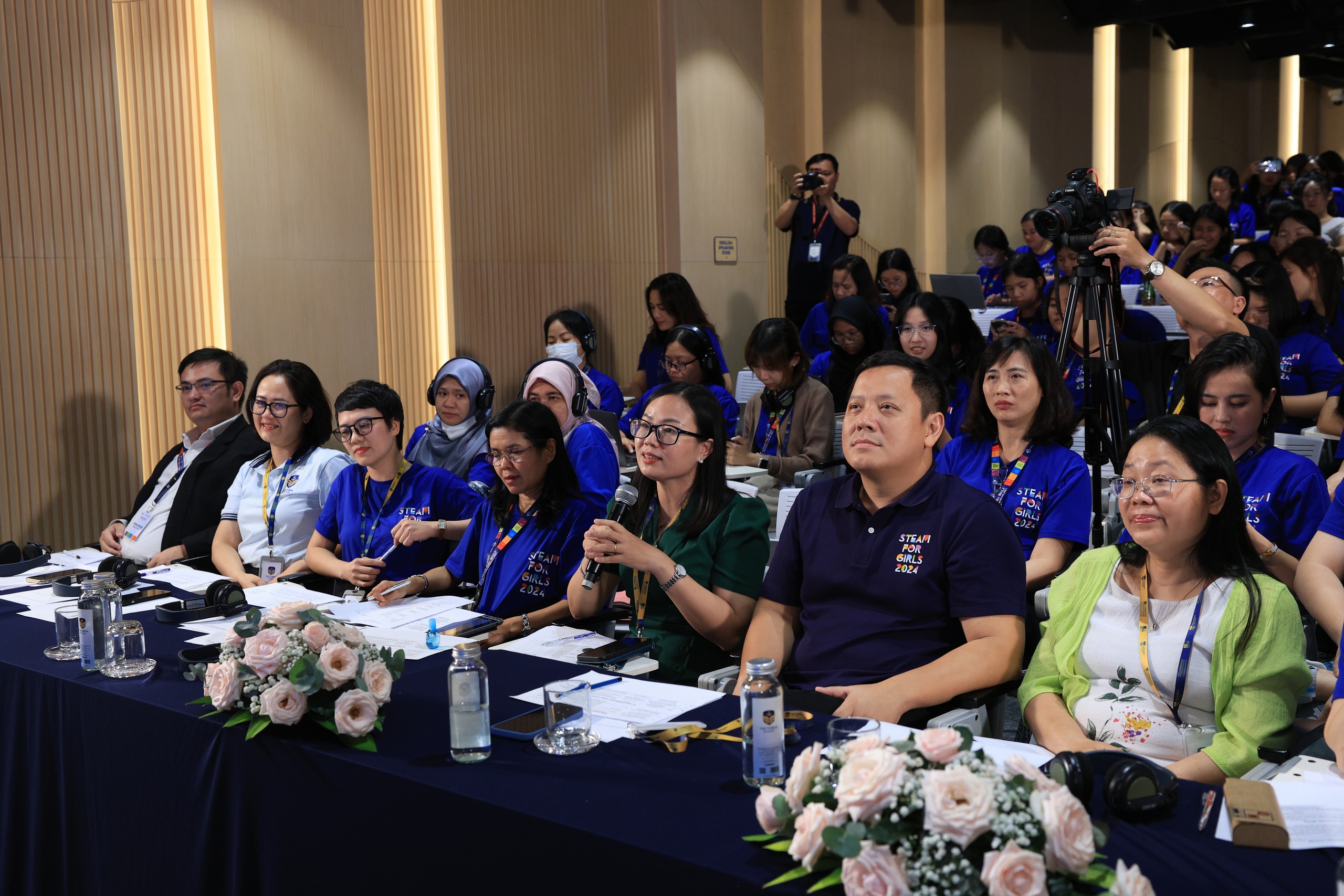 TS. Nguyễn Thị Thu Trang nhận x&eacute;t c&aacute;c phần thi của th&iacute; sinh