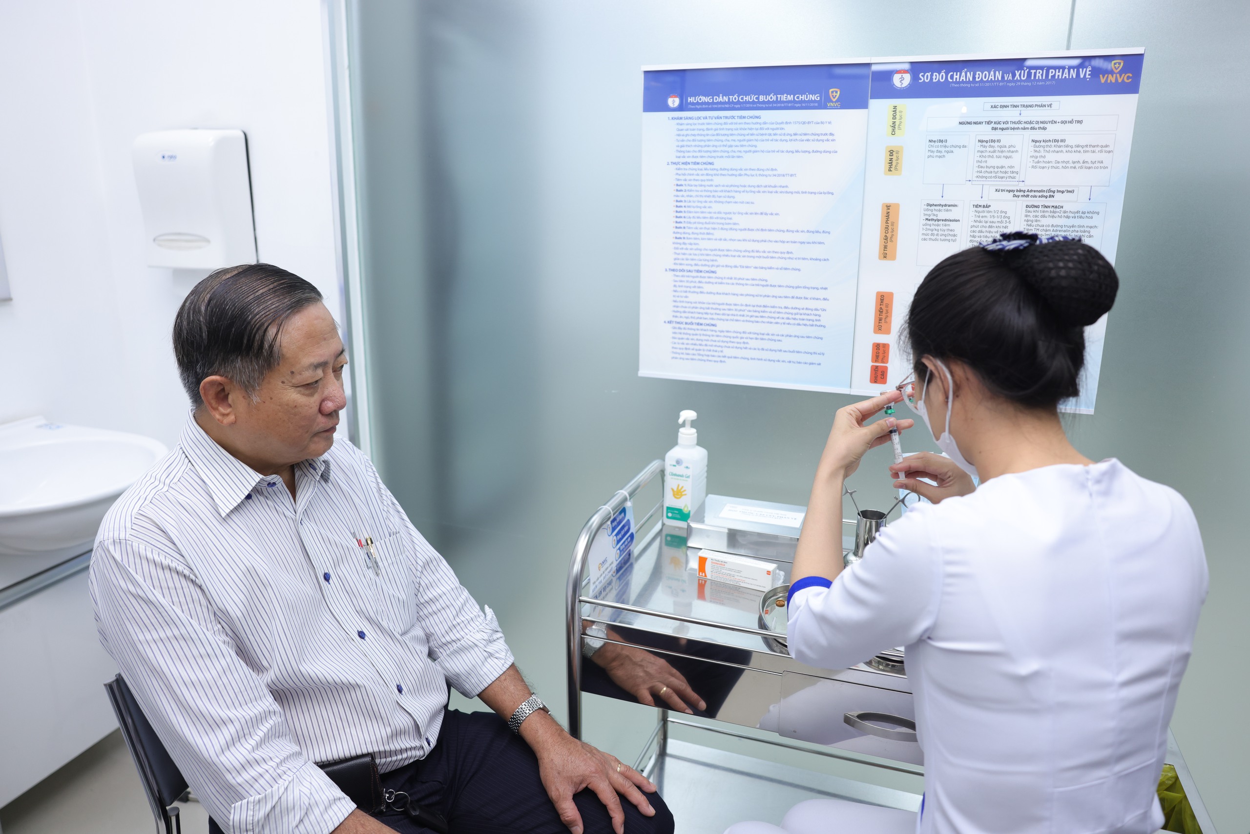 Người lớn tuổi đến VNVC tiêm vắc-xin zona thần kinh khi vừa ra mắt
