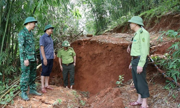 Đồi nứt ở bản Cha Kh&oacute;t, x&atilde; Na M&egrave;o, huyện Quan Sơn, tỉnh Thanh H&oacute;a, khiến 55 hộ phải di dời đi ở tạm