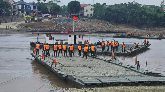 Chiều nay 4-10, ph&agrave; qu&acirc;n đội tạm thay cầu phao Phong Ch&acirc;u- Ảnh 1.
