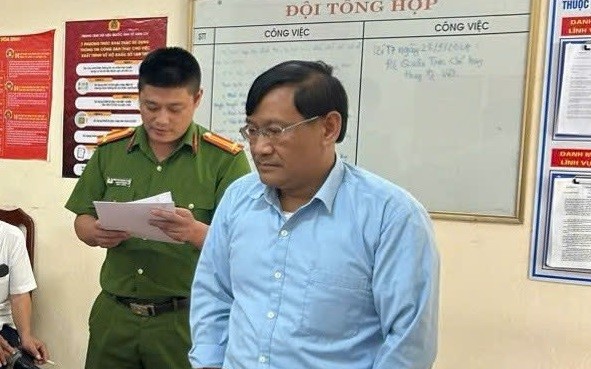 Bắt tạm giam một cán bộ ban quản lý rừng phòng hộ