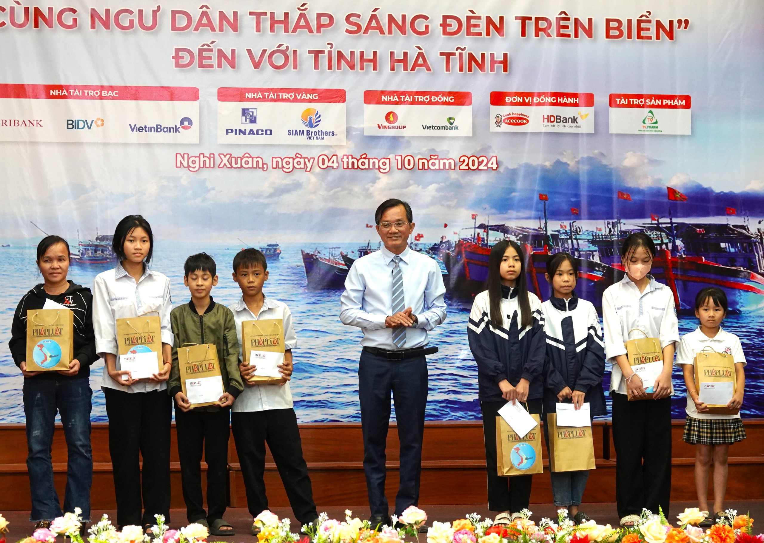 Chương tr&igrave;nh "C&ugrave;ng ngư d&acirc;n thắp s&aacute;ng đ&egrave;n tr&ecirc;n biển" đến với H&agrave; Tĩnh- Ảnh 2.