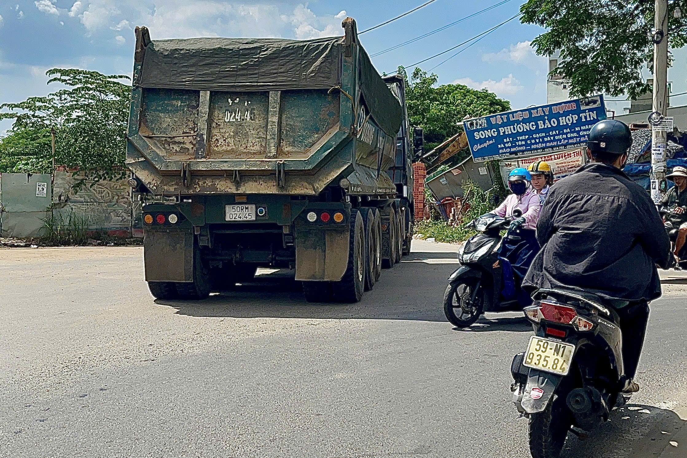 Cận cảnh xe ben tải trọng lớn lưu thông vào đường cấm, giờ cấm ở TP HCM- Ảnh 6.