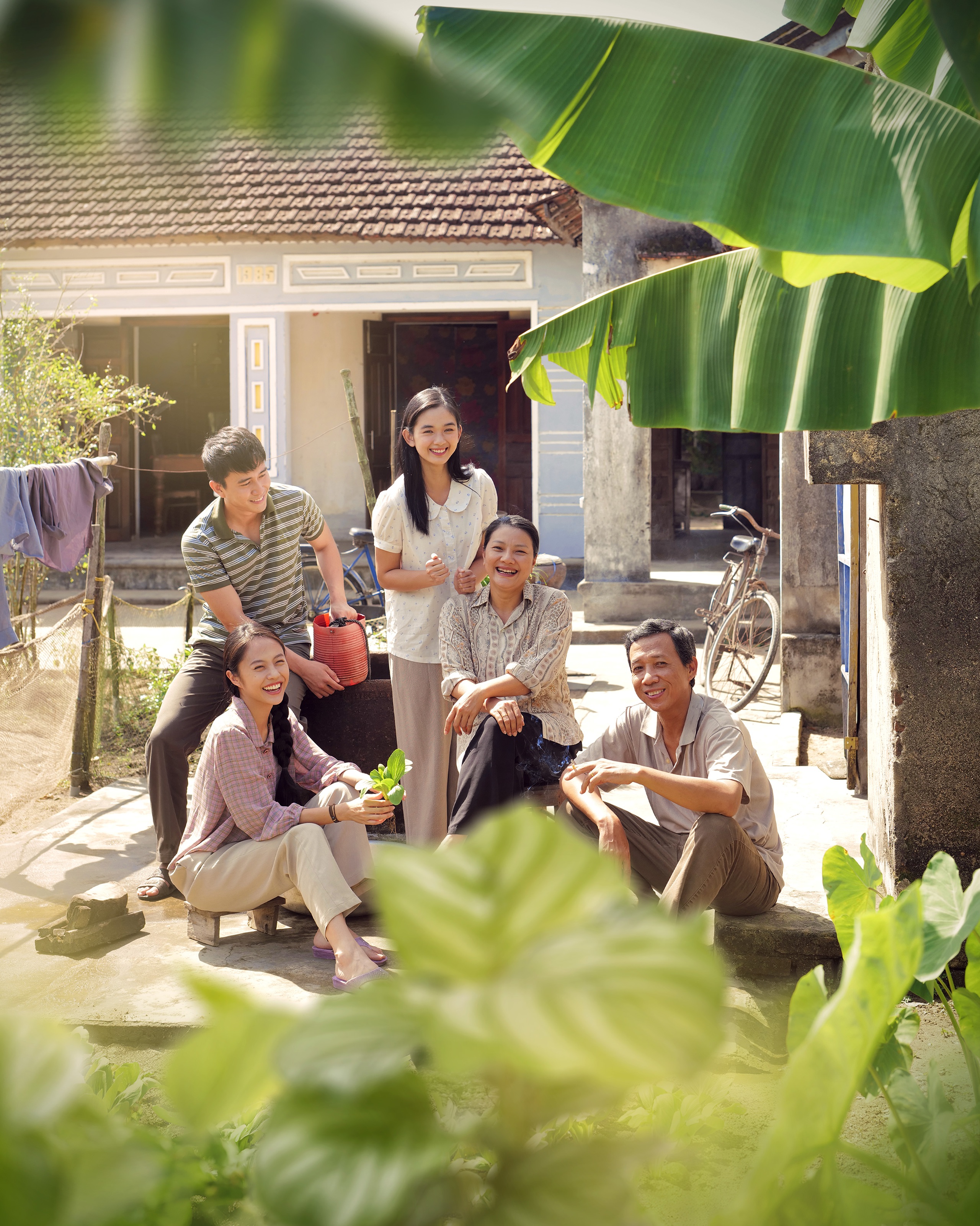 Gia đ&igrave;nh của nh&acirc;n vật Miền (Ngọc Xu&acirc;n đ&oacute;ng) c&oacute; ch&uacute; S&aacute;u Th&ocirc;i (Mai Thế Hiệp đ&oacute;ng), c&ocirc; S&aacute;u Th&ocirc;i (Kiều Trinh đ&oacute;ng), chị Lụa (Rima Thanh Vy đ&oacute;ng) v&agrave; anh Hướng (Sỹ Hậu đ&oacute;ng).