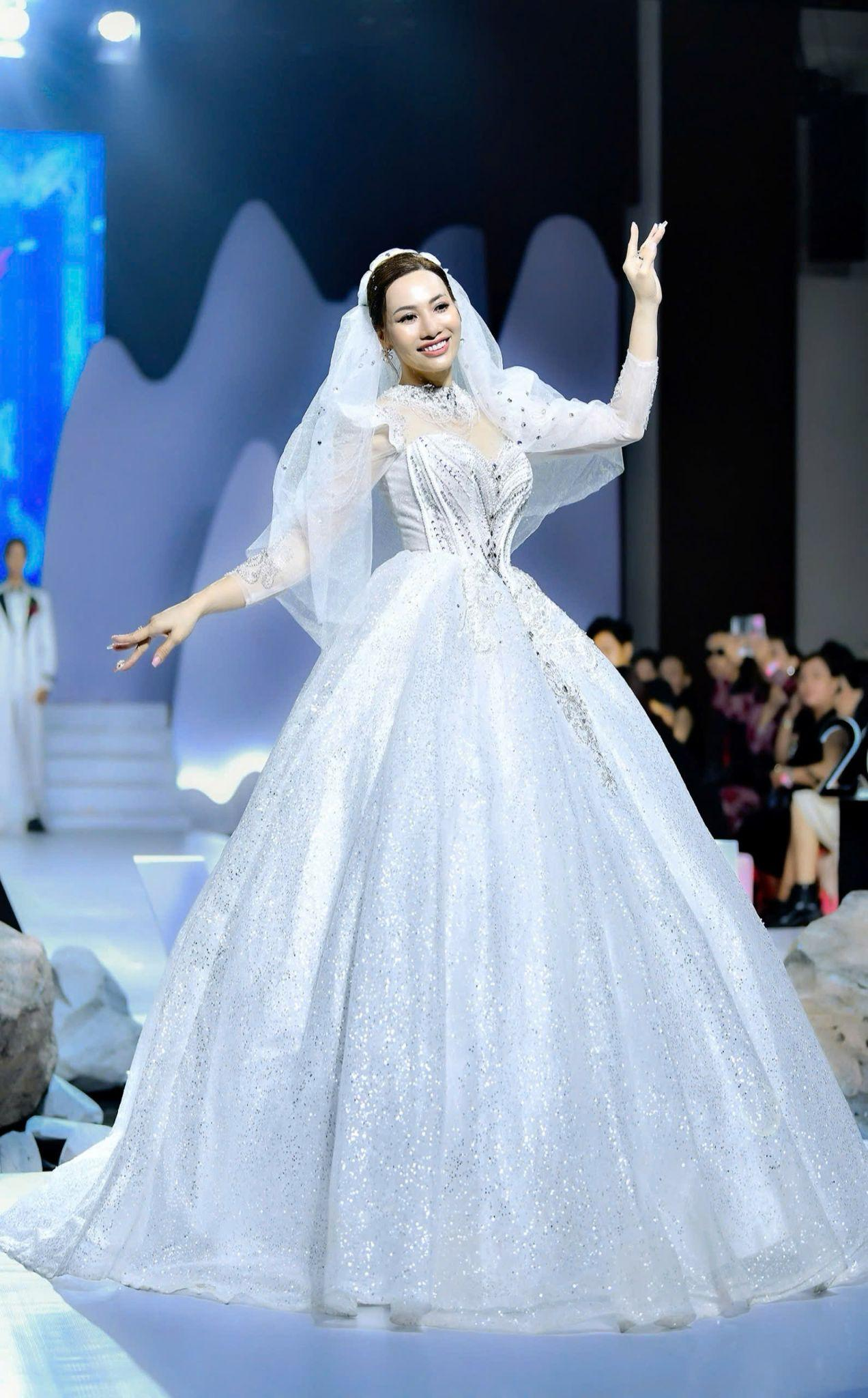 &Aacute; hậu Th&uacute;y Anh h&oacute;a nữ ho&agrave;ng, mở m&agrave;n BST "Love Story" của NTK Vinh Quang- Ảnh 1.