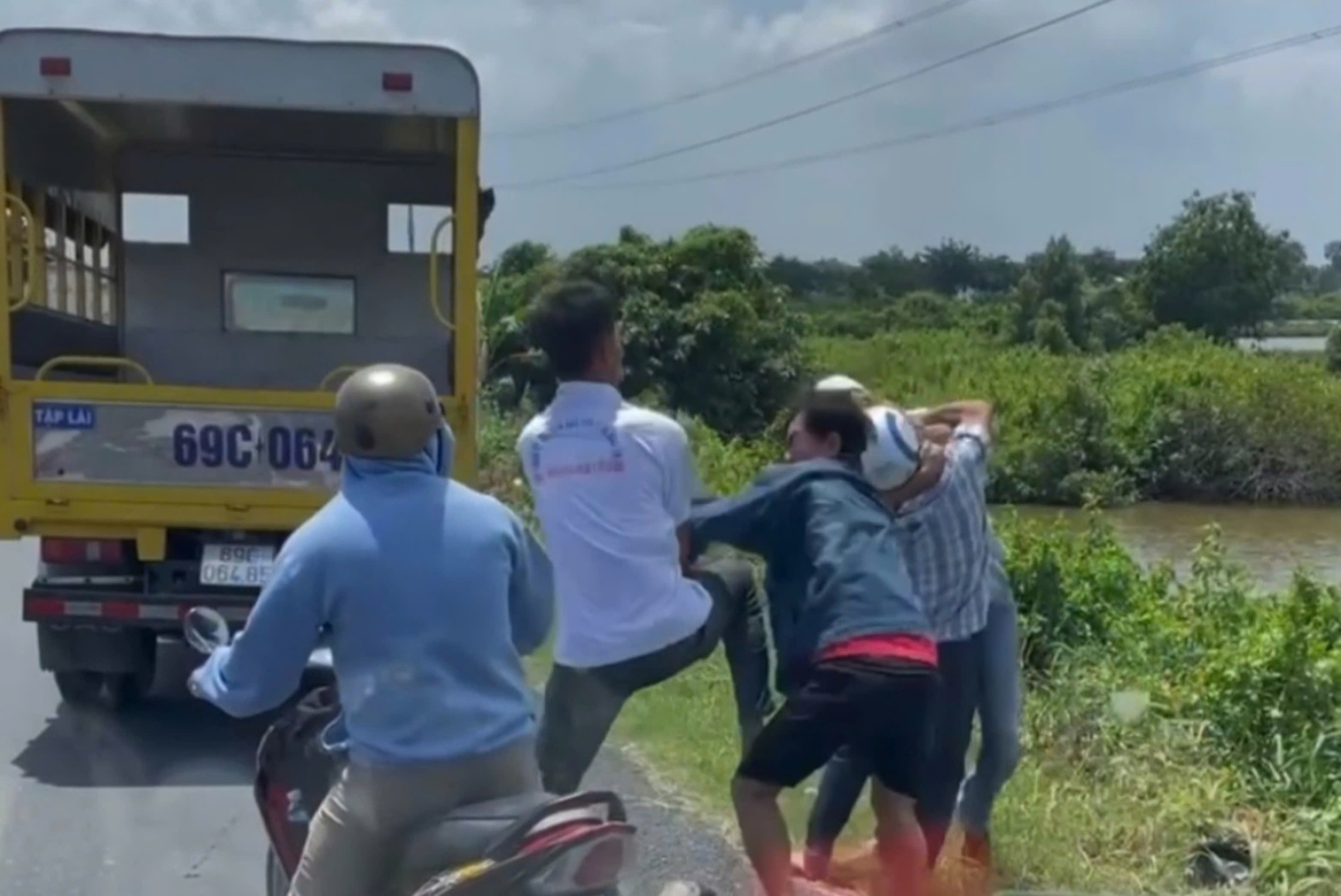 CLIP: Người d&acirc;n x&ocirc; x&aacute;t với học vi&ecirc;n v&agrave; gi&aacute;o vi&ecirc;n dạy l&aacute;i xe- Ảnh 1.