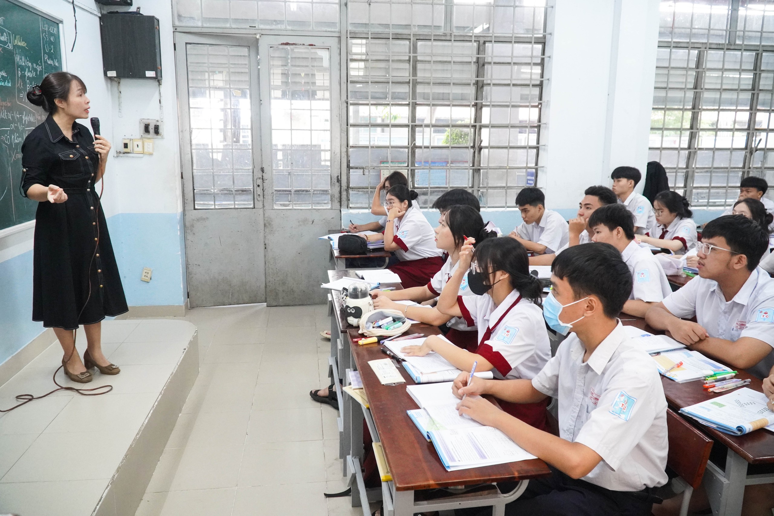 Những h&igrave;nh ảnh kh&aacute;c lạ ở ng&ocirc;i trường kh&ocirc;ng sử dụng điện thoại tại TP HCM- Ảnh 10.
