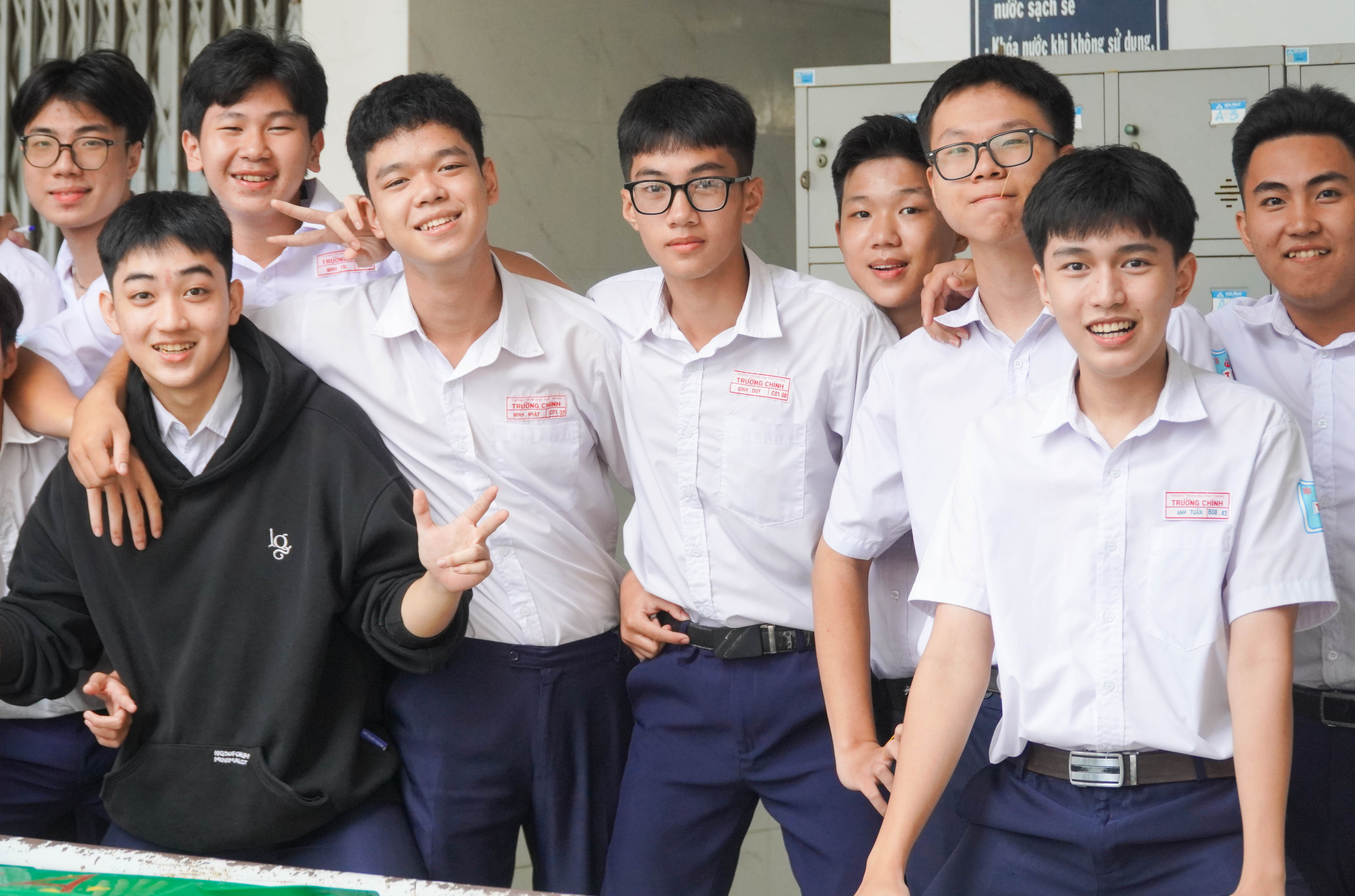 Những h&igrave;nh ảnh kh&aacute;c lạ ở ng&ocirc;i trường kh&ocirc;ng sử dụng điện thoại tại TP HCM- Ảnh 3.