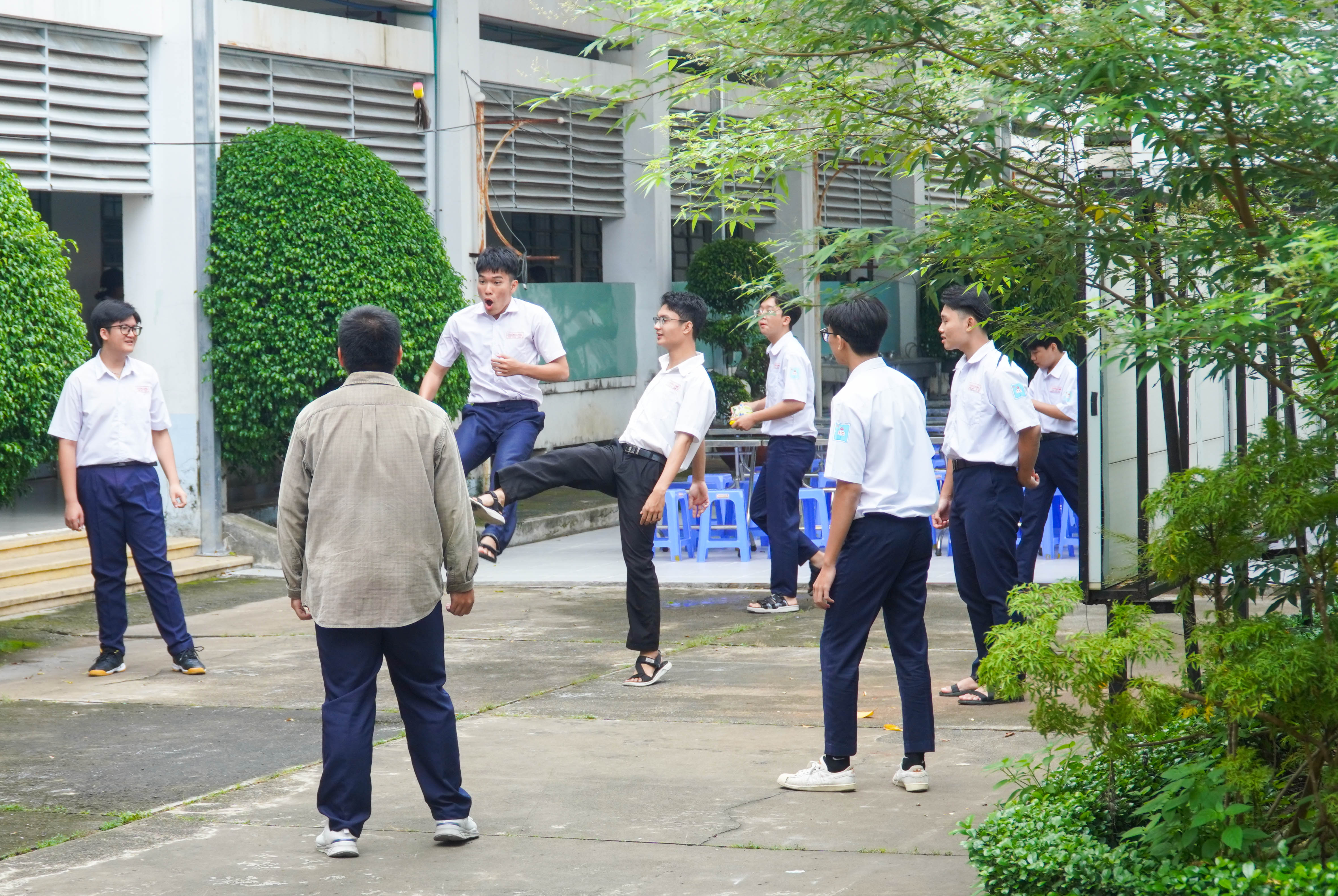 Những h&igrave;nh ảnh kh&aacute;c lạ ở ng&ocirc;i trường kh&ocirc;ng sử dụng điện thoại tại TP HCM- Ảnh 4.