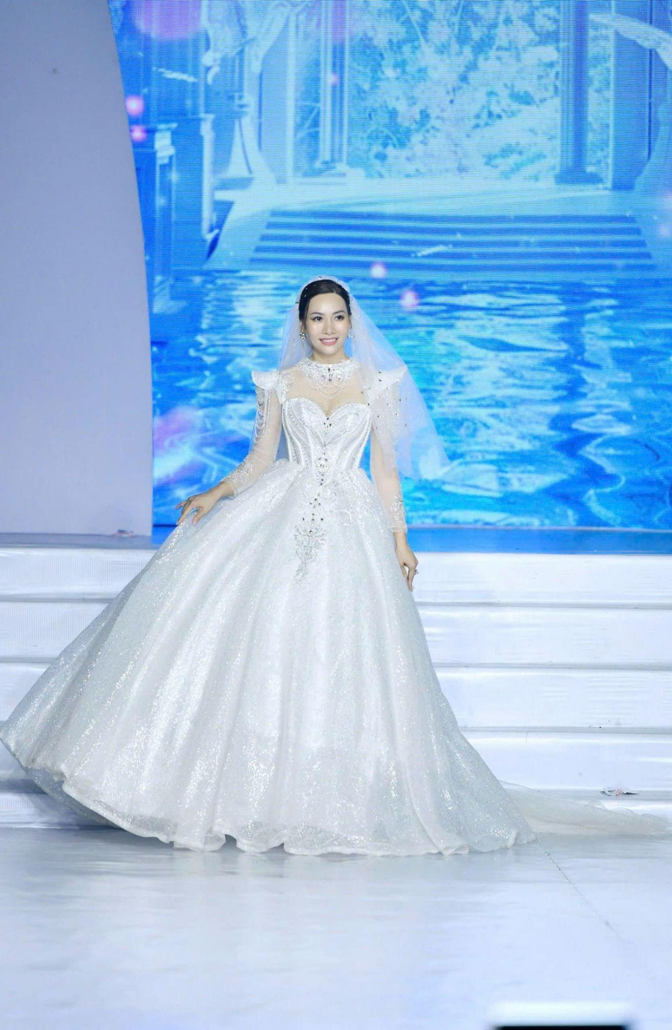 &Aacute; hậu Th&uacute;y Anh h&oacute;a nữ ho&agrave;ng, mở m&agrave;n BST "Love Story" của NTK Vinh Quang- Ảnh 2.
