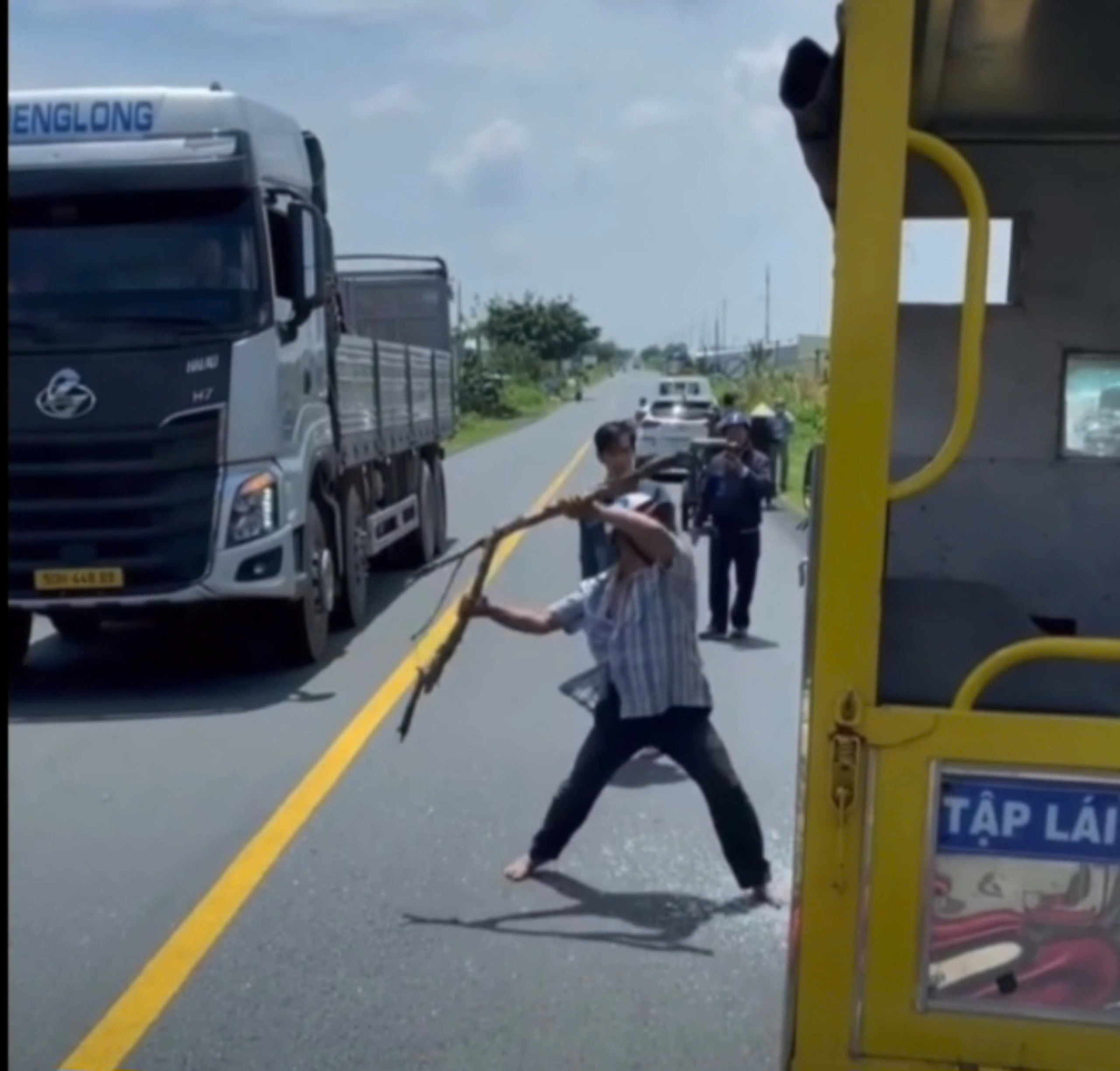 CLIP: Người d&acirc;n x&ocirc; x&aacute;t với học vi&ecirc;n v&agrave; gi&aacute;o vi&ecirc;n dạy l&aacute;i xe- Ảnh 2.