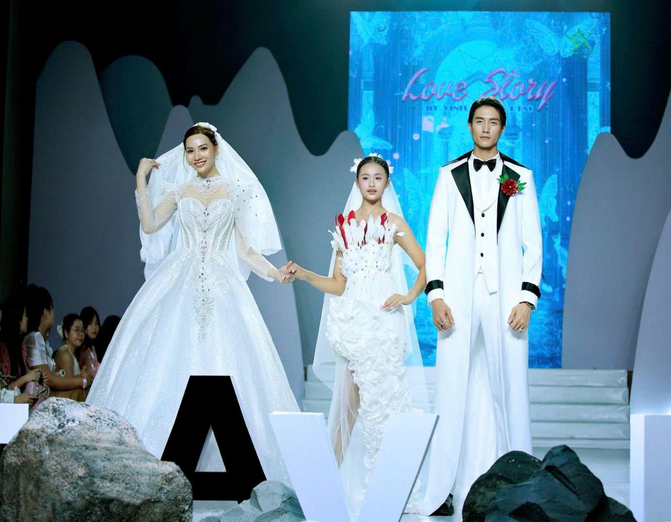 &Aacute; hậu Th&uacute;y Anh h&oacute;a nữ ho&agrave;ng, mở m&agrave;n BST "Love Story" của NTK Vinh Quang- Ảnh 3.