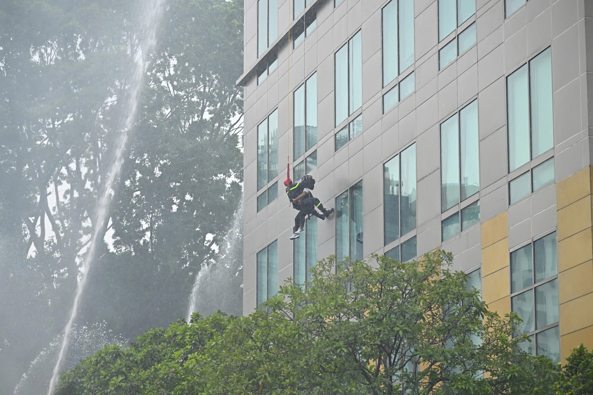 TP HCM: Cảnh s&aacute;t đu d&acirc;y cứu người trong buổi diễn tập ch&aacute;y lớn ở mPlaza Saigon- Ảnh 3.