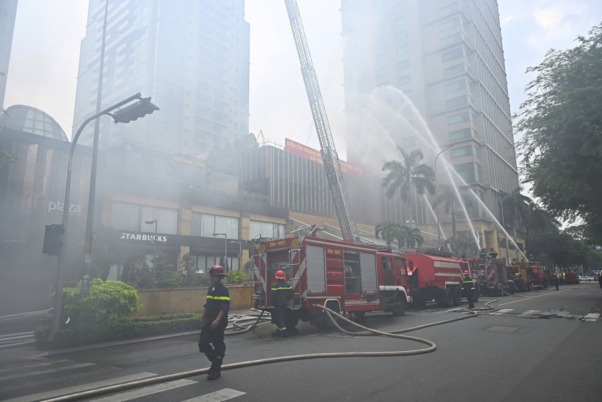 TP HCM: Cảnh s&aacute;t đu d&acirc;y cứu người trong buổi diễn tập ch&aacute;y lớn ở mPlaza Saigon- Ảnh 1.