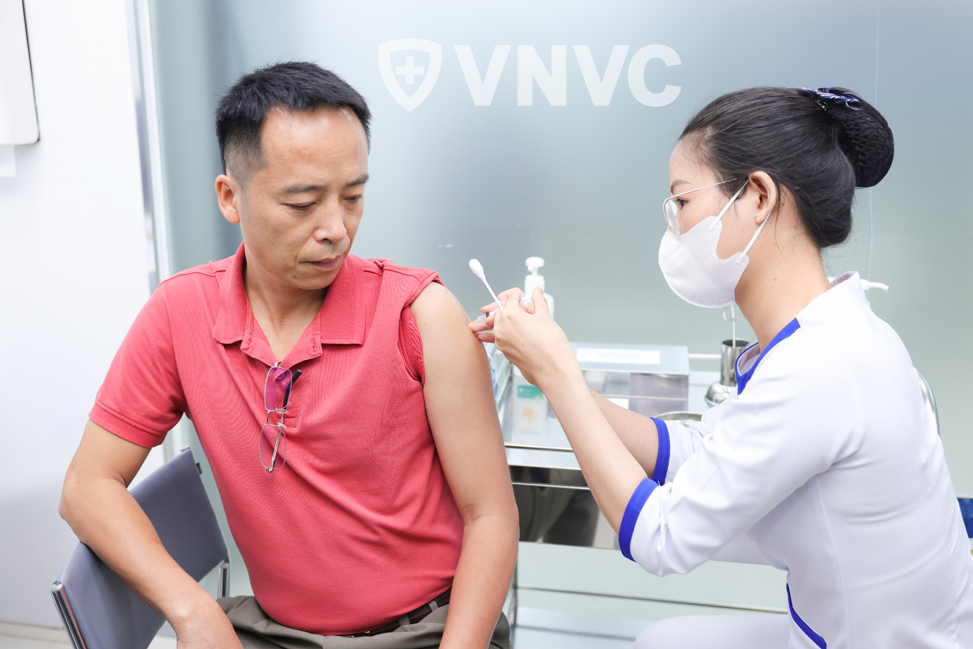 Anh Phan Cự Nhân, 48 tuổi, mắc bệnh lý ung thư máu, từng mắc zona thần kinh gây đau đớn dài ngày, ảnh hưởng sinh hoạt được chỉ định tiêm vắc-xin zona thần kinh tại VNVC