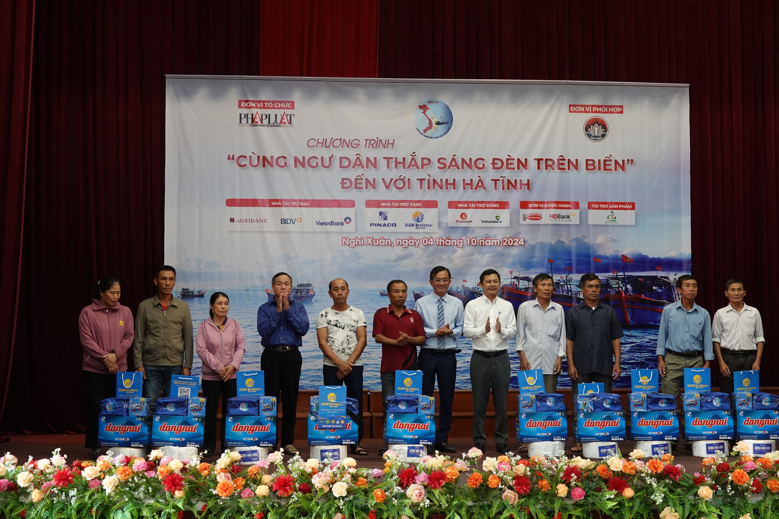 Chương tr&igrave;nh "C&ugrave;ng ngư d&acirc;n thắp s&aacute;ng đ&egrave;n tr&ecirc;n biển" đến với H&agrave; Tĩnh- Ảnh 1.
