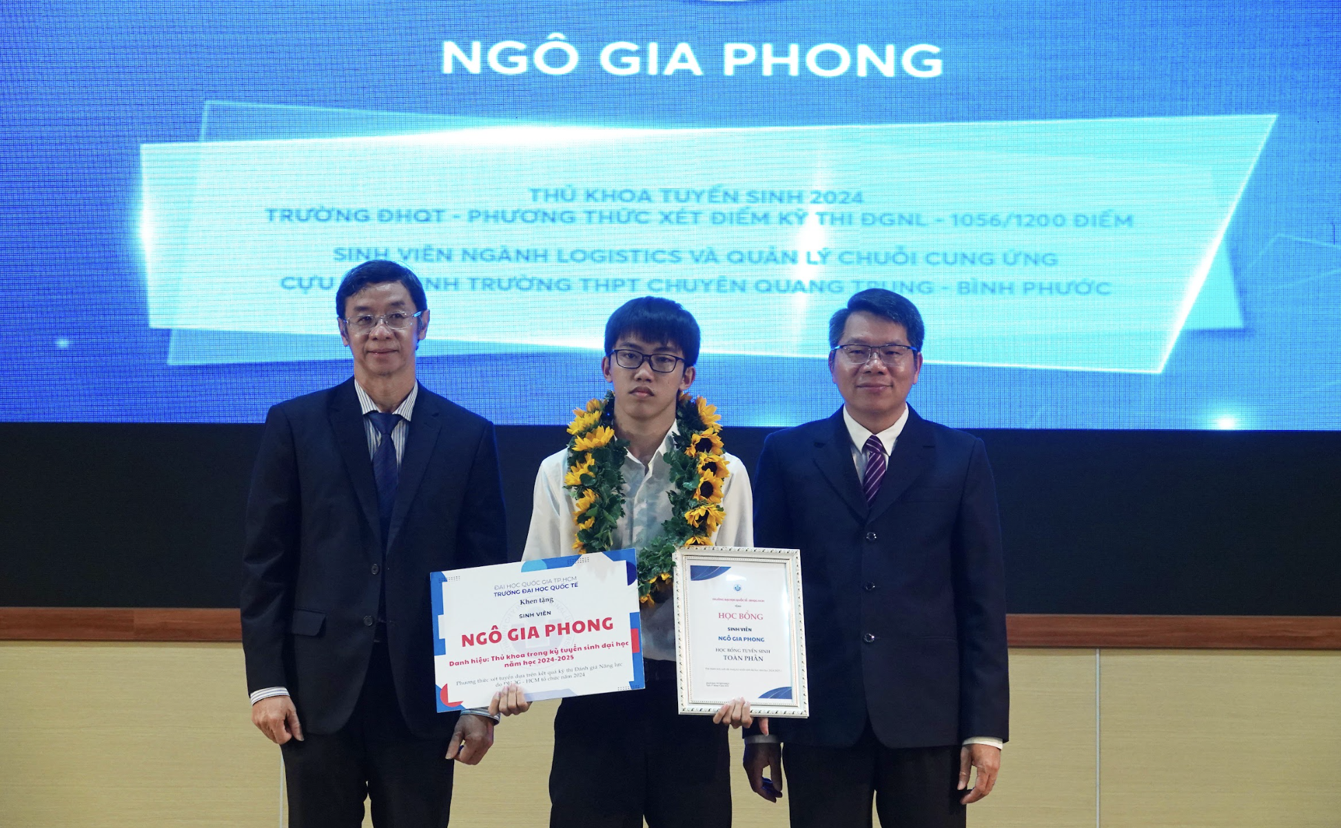 Thủ khoa &ldquo;cảm thấy &aacute;p lực&rdquo; với bạn c&ugrave;ng trang lứa- Ảnh 1.