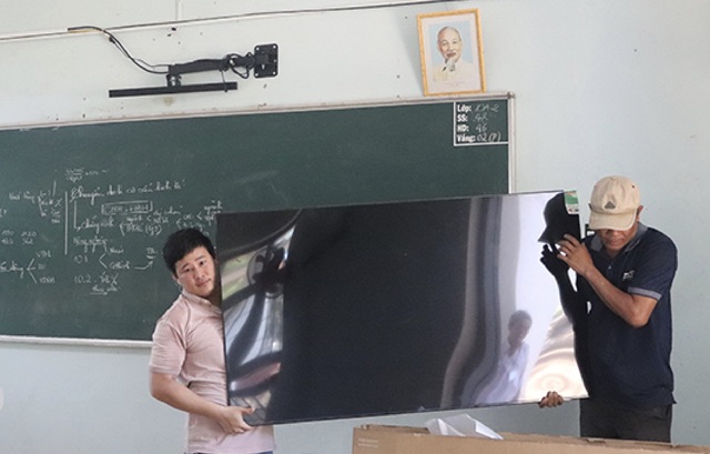 Hiệu trưởng n&oacute;i g&igrave; về việc nh&agrave; trường th&aacute;o 5 tivi trả phụ huynh?- Ảnh 3.
