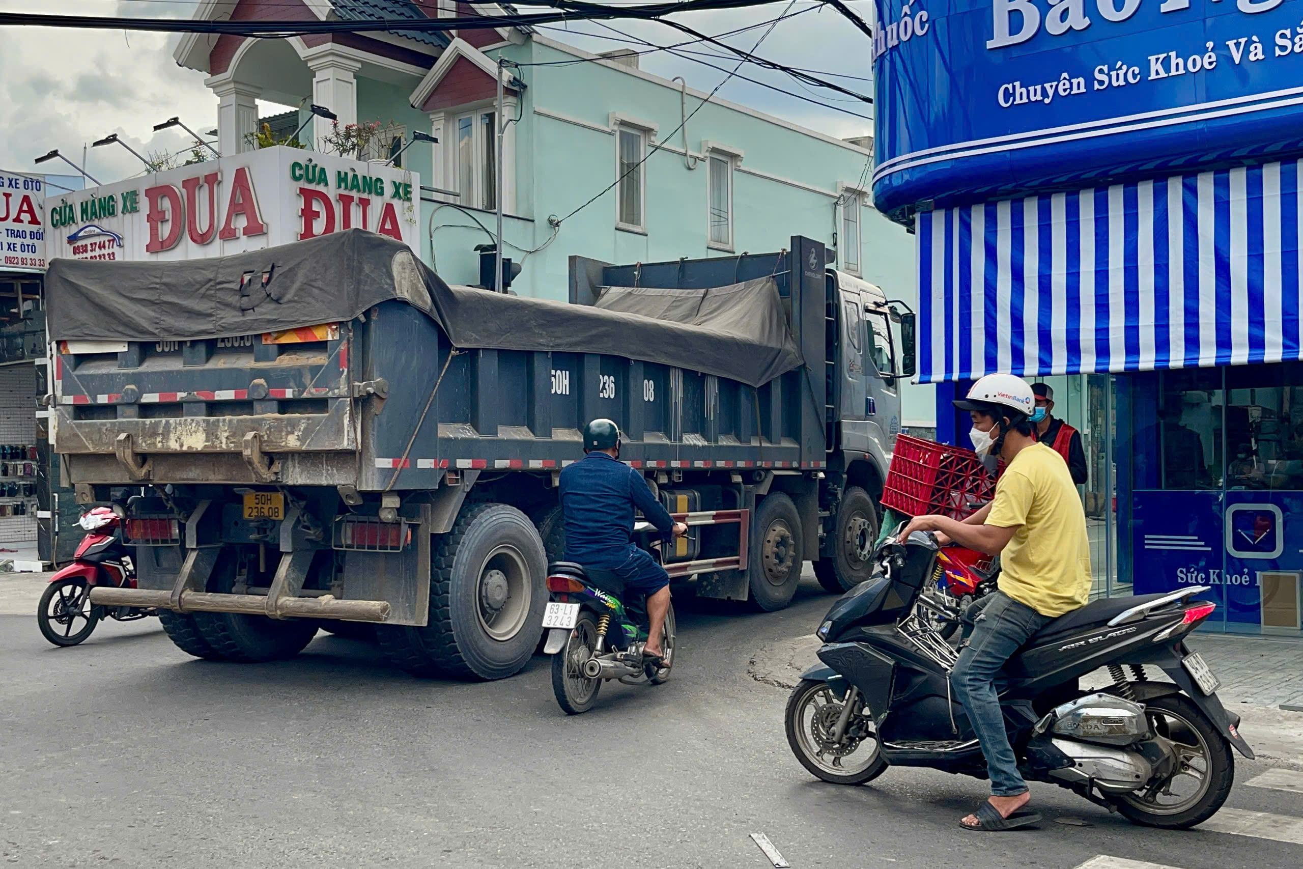 Cận cảnh xe ben tải trọng lớn lưu thông vào đường cấm, giờ cấm ở TP HCM- Ảnh 11.