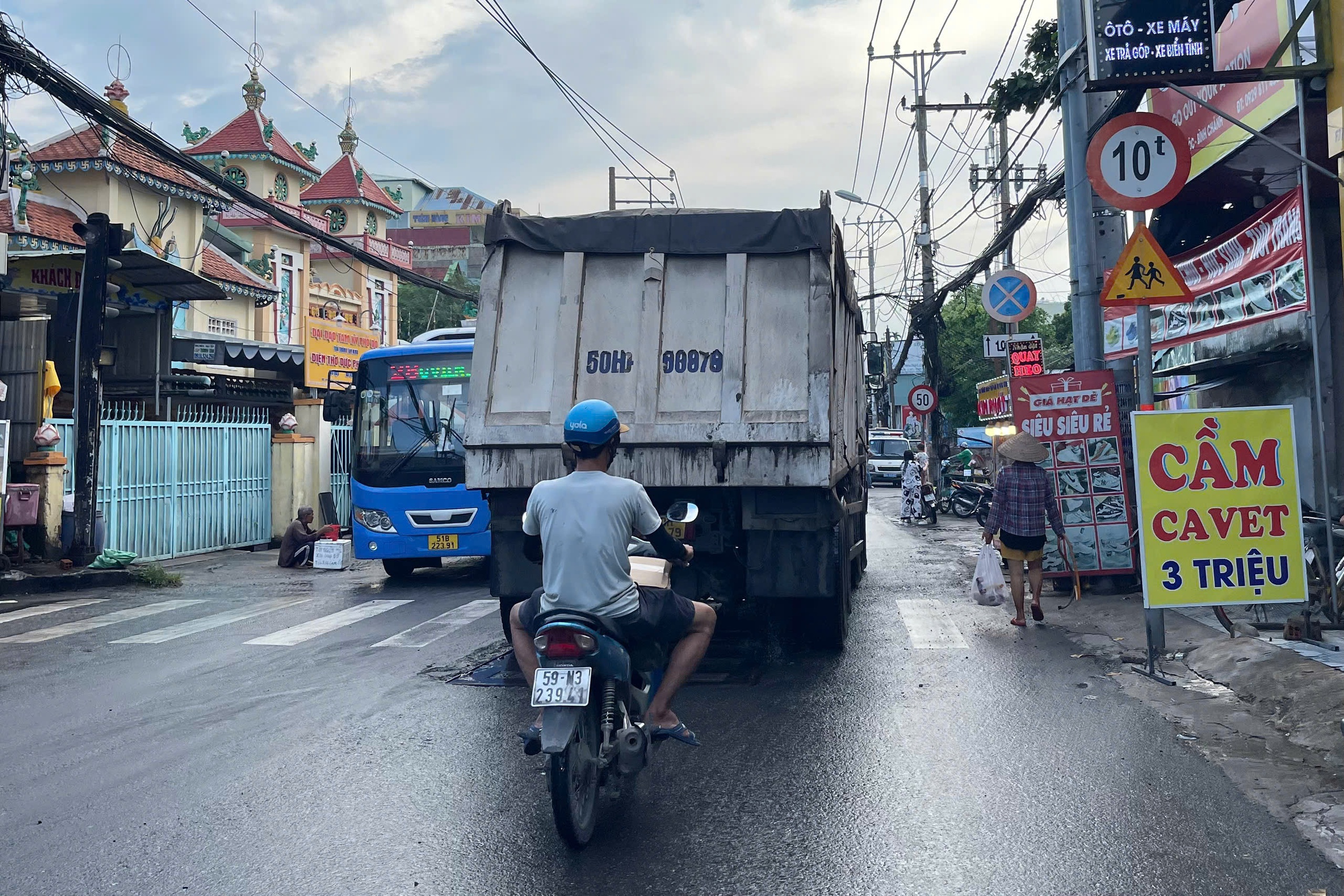 Cận cảnh xe ben tải trọng lớn lưu thông vào đường cấm, giờ cấm ở TP HCM- Ảnh 4.