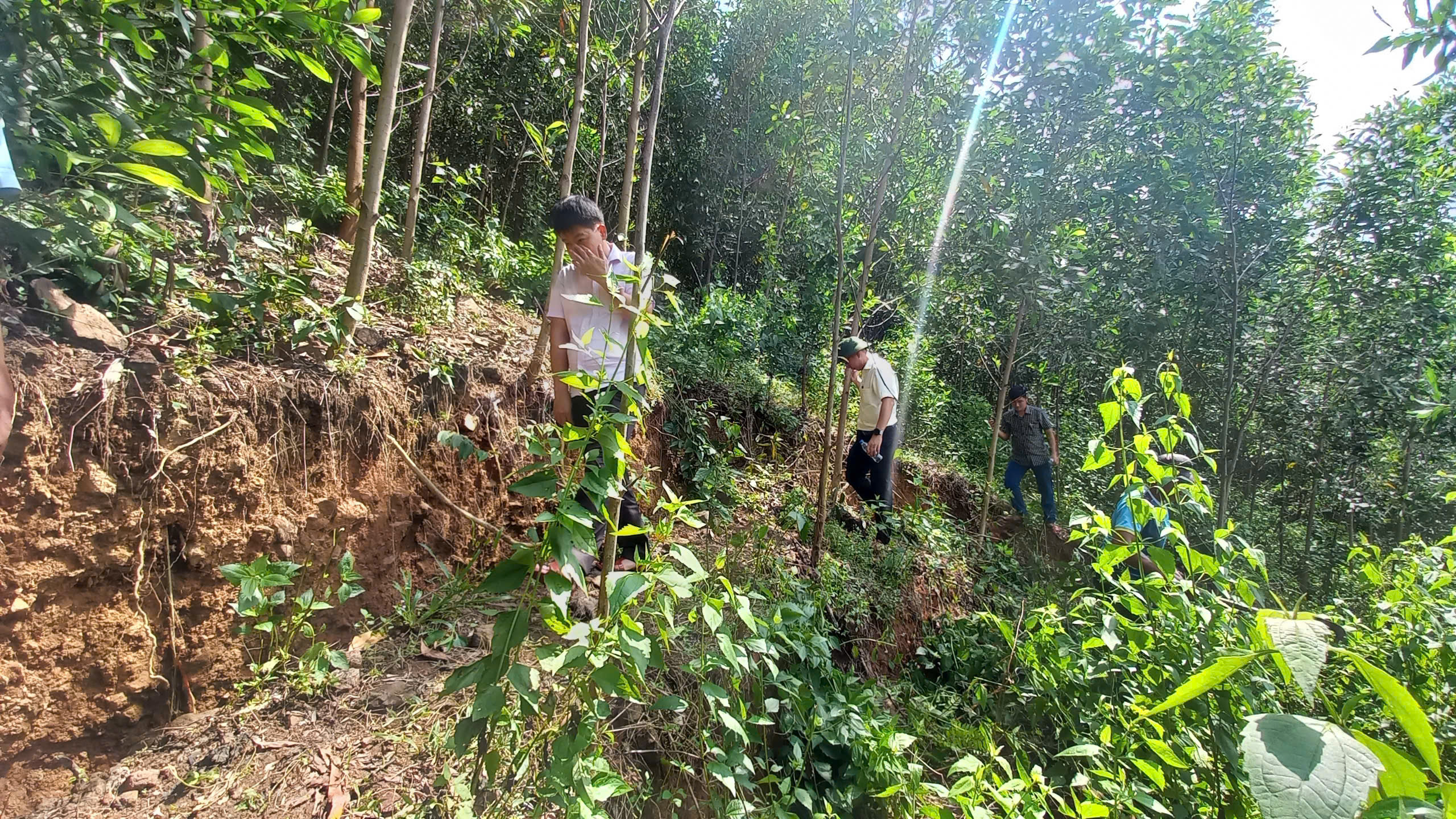Nứt n&uacute;i Mang K&agrave; Muồng, sạt lở &ldquo;uy hiếp&rdquo; trường mầm non c&ugrave;ng nh&agrave; d&acirc;n- Ảnh 1.