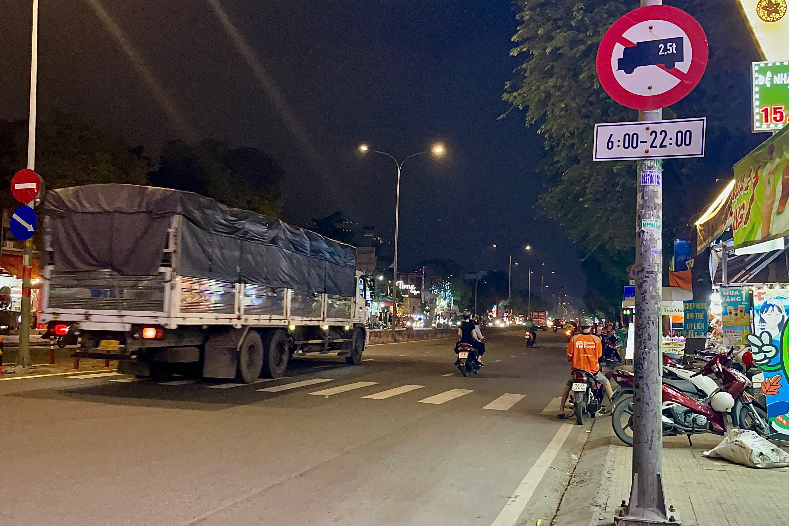 Cận cảnh xe ben tải trọng lớn lưu thông vào đường cấm, giờ cấm ở TP HCM- Ảnh 7.
