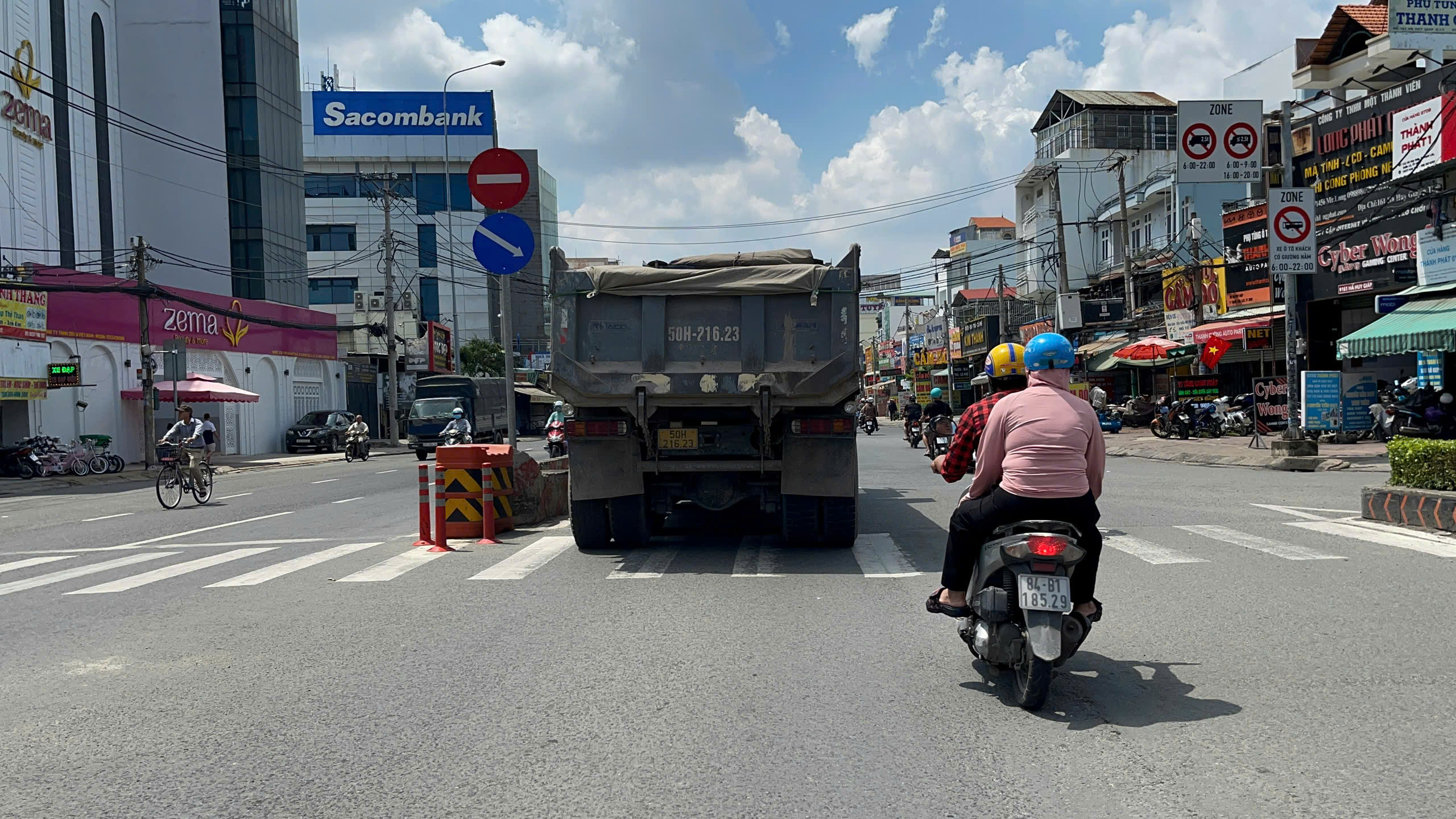 Cận cảnh xe ben tải trọng lớn lưu thông vào đường cấm, giờ cấm ở TP HCM- Ảnh 9.