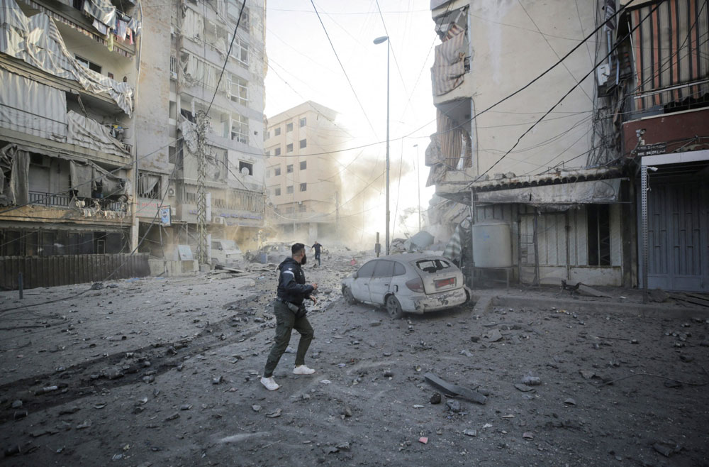 Hiện trường cuộc không kích của Israel nhằm vào khu ngoại ô thủ đô Beirut - Lebanon hôm 4-10. Ảnh: REUTERS