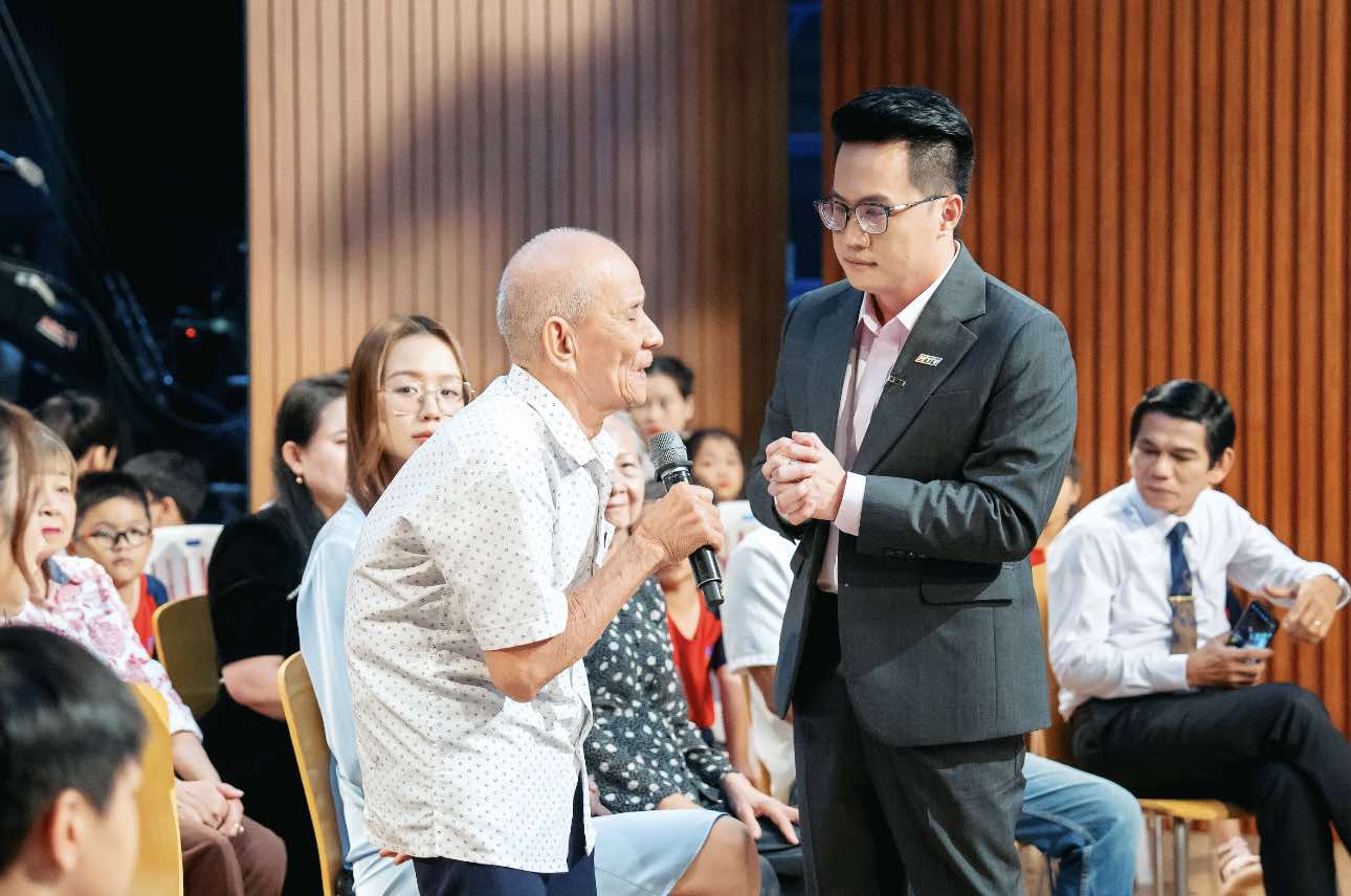 Tình dân tộc, nghĩa đồng bào trong tọa đàm "Chung một tấm lòng"- Ảnh 1.