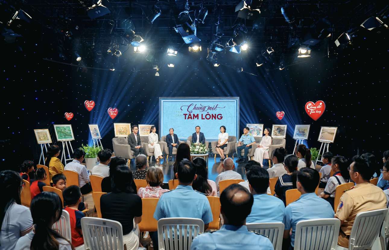 Tình dân tộc, nghĩa đồng bào trong tọa đàm "Chung một tấm lòng"- Ảnh 3.
