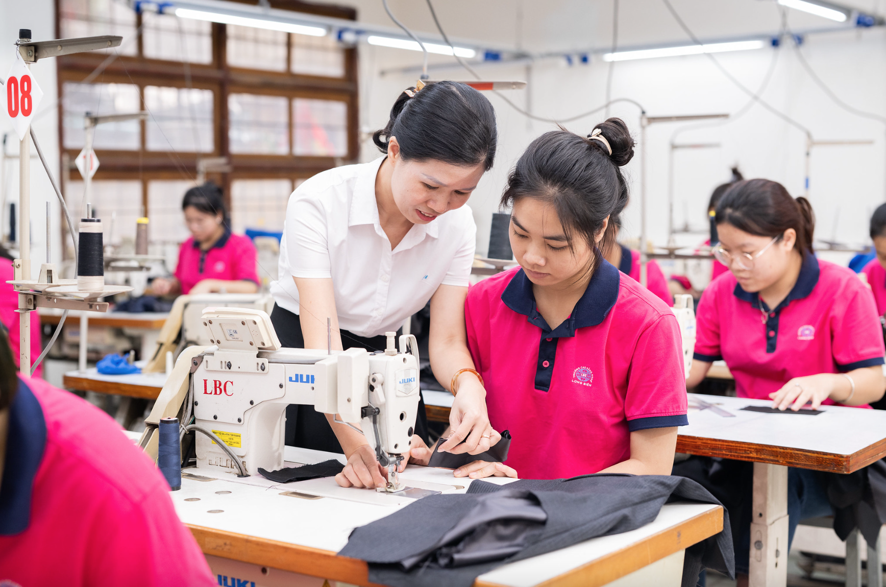 Tạo việc làm bền vững cho lao động phi chính thức- Ảnh 1.
