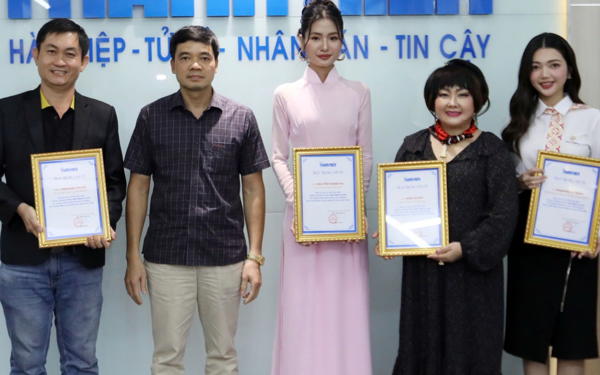Hoa hậu Nguyễn Thanh H&agrave; tặng 30.000 tập vở cho học sinh kh&oacute; khăn v&ugrave;ng lũ