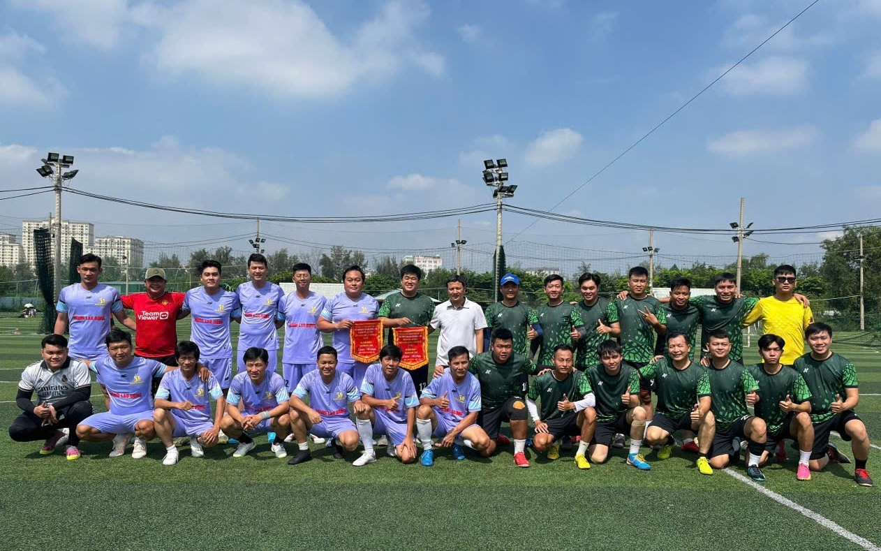 Thi đấu b&oacute;ng đ&aacute; giao hữu kỷ niệm Ng&agrave;y Doanh nh&acirc;n Việt Nam