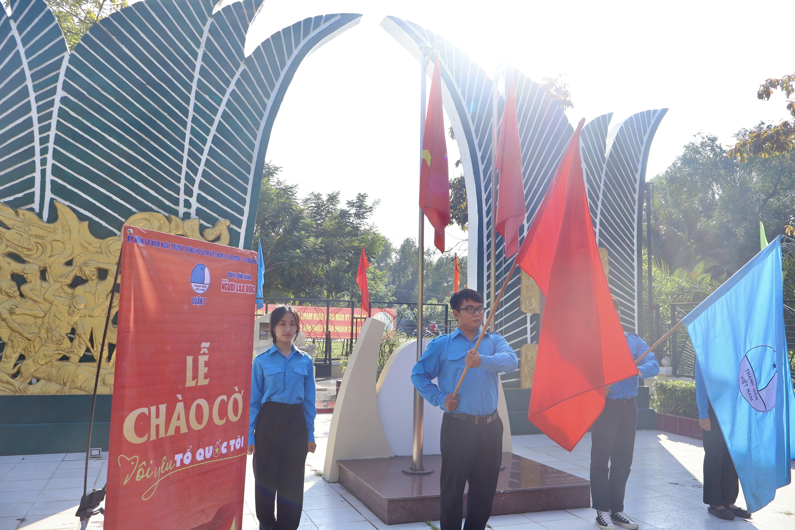 Trao tặng cờ Tổ quốc, học bổng tại khu di t&iacute;ch lịch sử G&ograve; &Ocirc; M&ocirc;i- Ảnh 1.