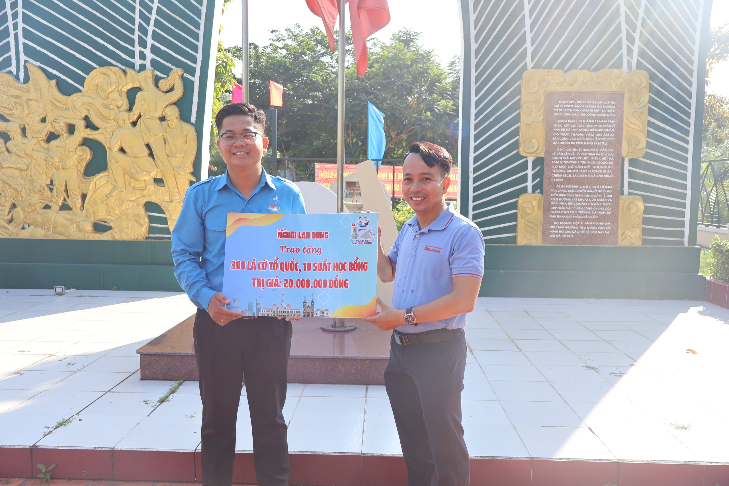 Trao tặng cờ Tổ quốc, học bổng tại khu di t&iacute;ch lịch sử G&ograve; &Ocirc; M&ocirc;i- Ảnh 2.