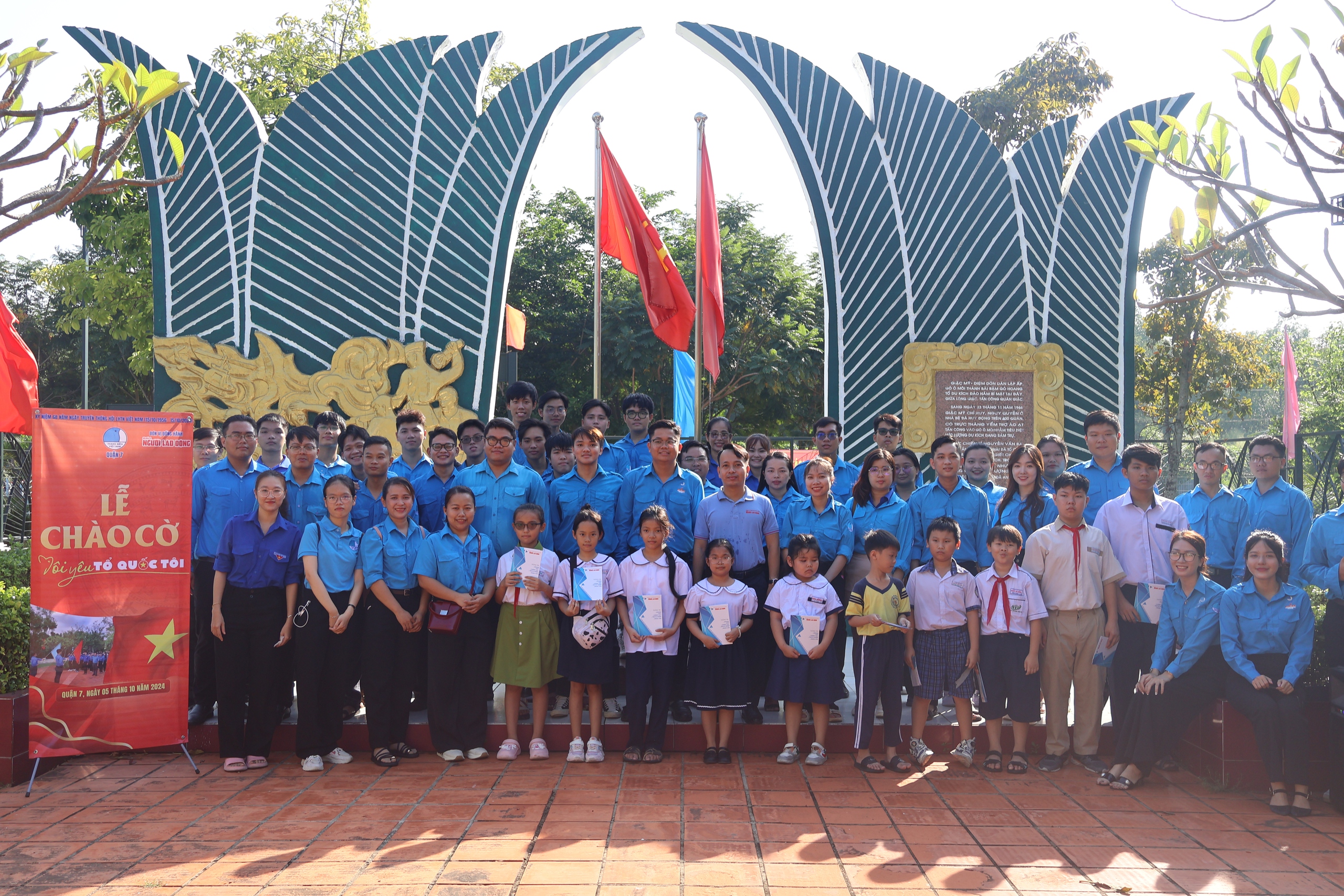 Trao tặng cờ Tổ quốc, học bổng tại khu di t&iacute;ch lịch sử G&ograve; &Ocirc; M&ocirc;i- Ảnh 4.