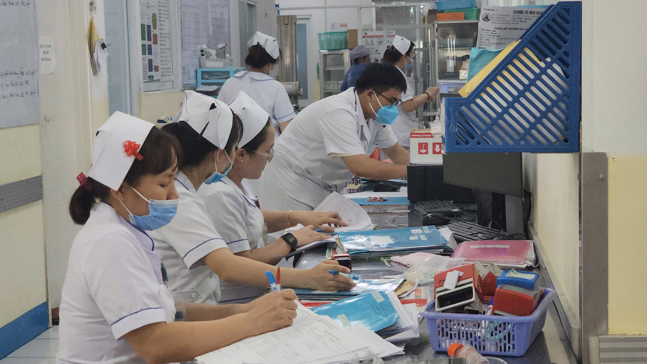 Nh&acirc;n vi&ecirc;n y tế cần chăm s&oacute;c sức khỏe t&acirc;m thần- Ảnh 1.