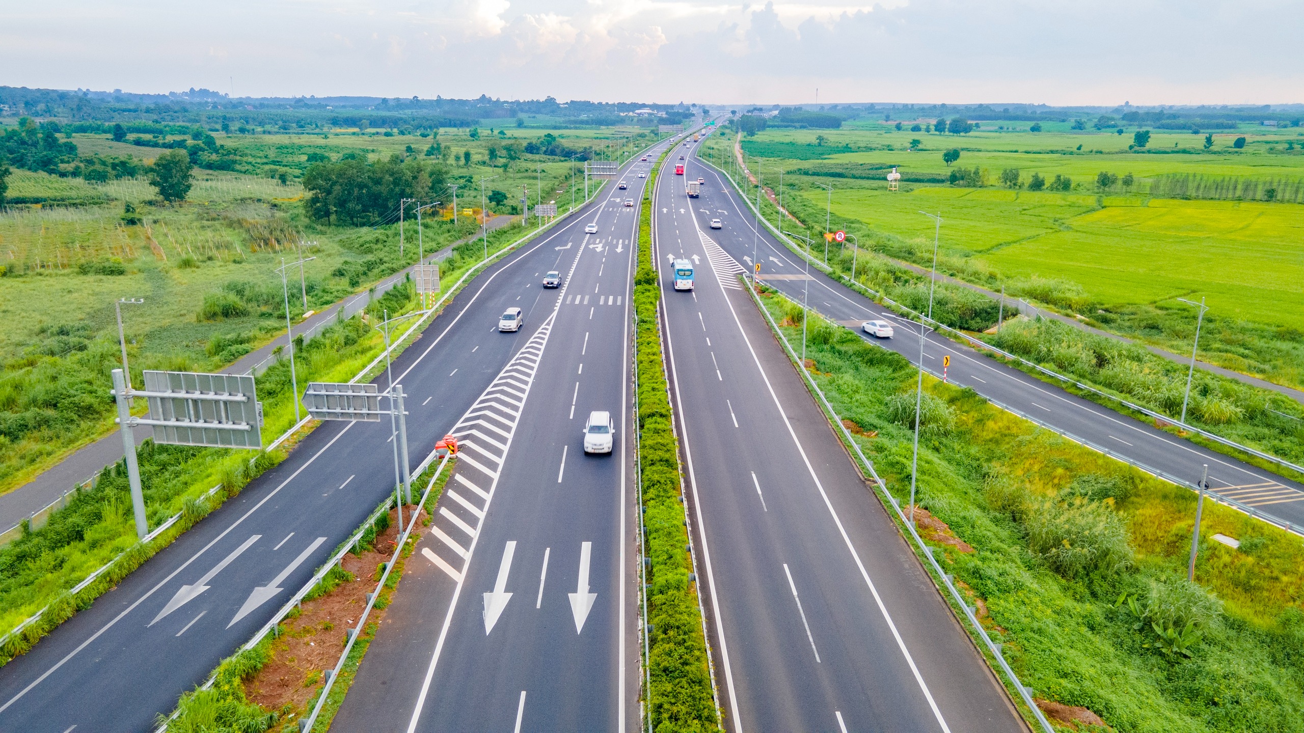 Dự kiến th&aacute;ng 5-2025 thu ph&iacute; cao tốc do nh&agrave; nước đầu tư- Ảnh 1.