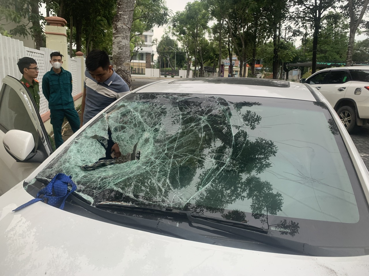 Bất ngờ danh t&iacute;nh kẻ đập vỡ k&iacute;nh &ocirc; t&ocirc; trong đ&ecirc;m tại TP Tam Kỳ- Ảnh 1.