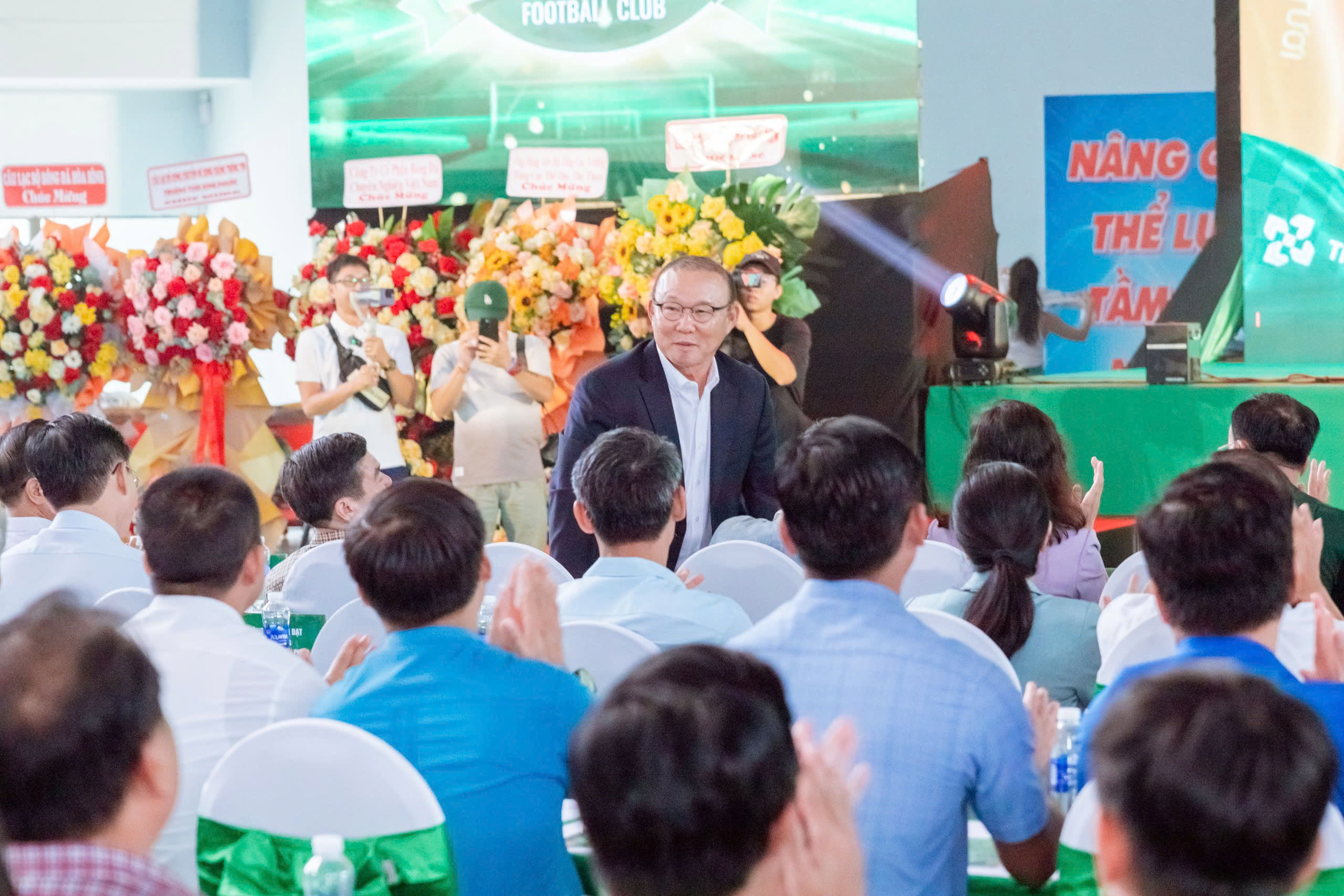 HLV Park Hang-seo h&agrave;o hứng trong ng&agrave;y ra mắt Học viện b&oacute;ng đ&aacute; B&igrave;nh Phước- Ảnh 1.