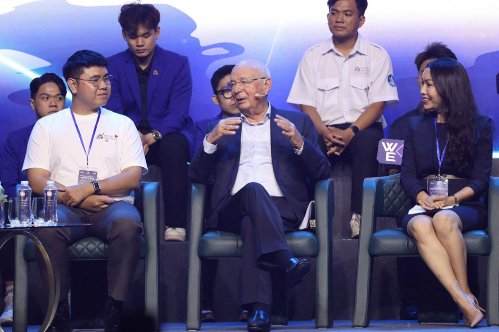 GS Klaus Schwab (giữa) trong buổi gặp gỡ, tr&ograve; chuyện với giới trẻ TP HCM s&aacute;ng 6-10. Ảnh: LAM GIANG