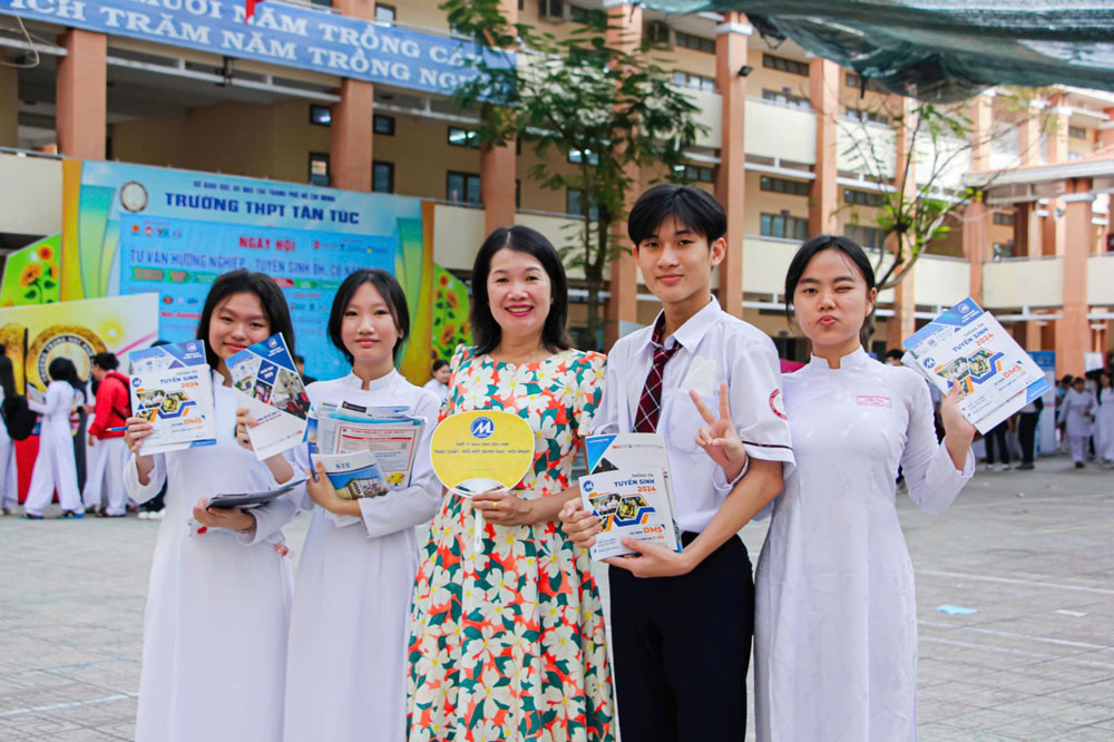 ThS Nguyễn Thị Kim Phụng trong một lần tham gia hướng nghiệp cho học sinh (Ảnh do nh&acirc;n vật cung cấp)